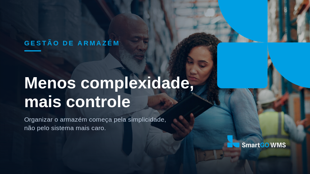 Operador realizando conferência de produtos em um armazém organizado utilizando sistema WMS online.